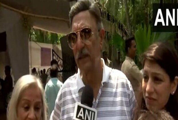 Suresh Oberoi casts his vote in Mumbai