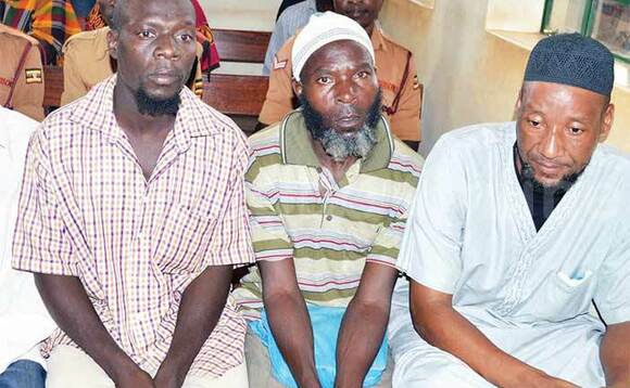 Ali Mugoya (ku kkono), Sinaani Hibwagi ne Yusuf Ahmed nga bali mu kkooti e Nakawa gye baabayimbulidde. Ali Mugoya (ku kkono), Sinaani Hibwagi ne Yusuf Ahmed nga bali mu kkooti e Nakawa gye baabayimbulidde.