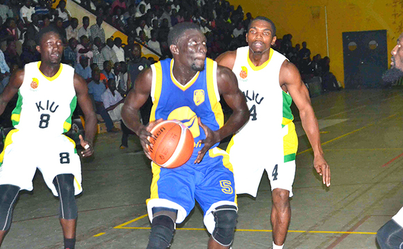 Jimmy Enabu owa City Oilers n'omupiira, mu ntabwe ya KIU Jimmy Enabu owa City Oilers n'omupiira, mu ntabwe ya KIU