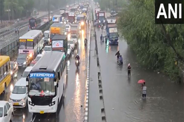 Delhi: Traffic congestion, trees uprooted & vehicles break down as heavy rains cause watrelogging