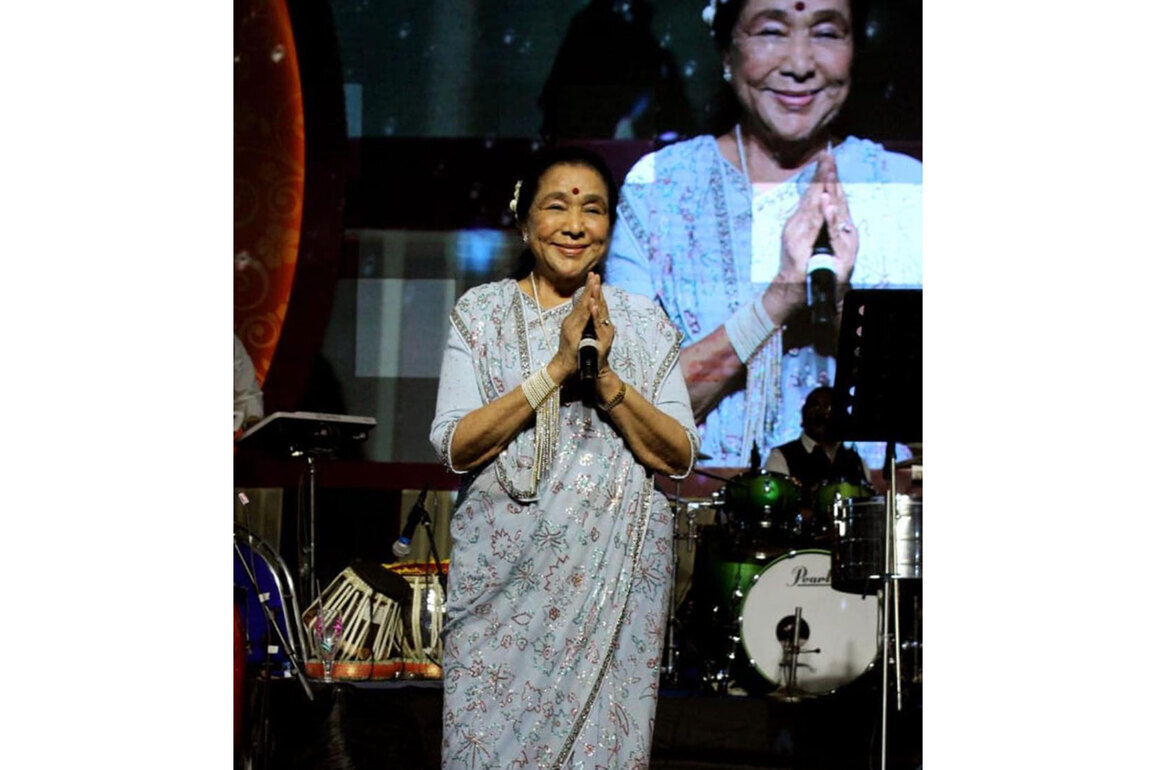 From 'In Aankhon Ki Masti' to 'Dum Maro Dum': Asha Bhosle's evergreen hits that continue to rule playlists