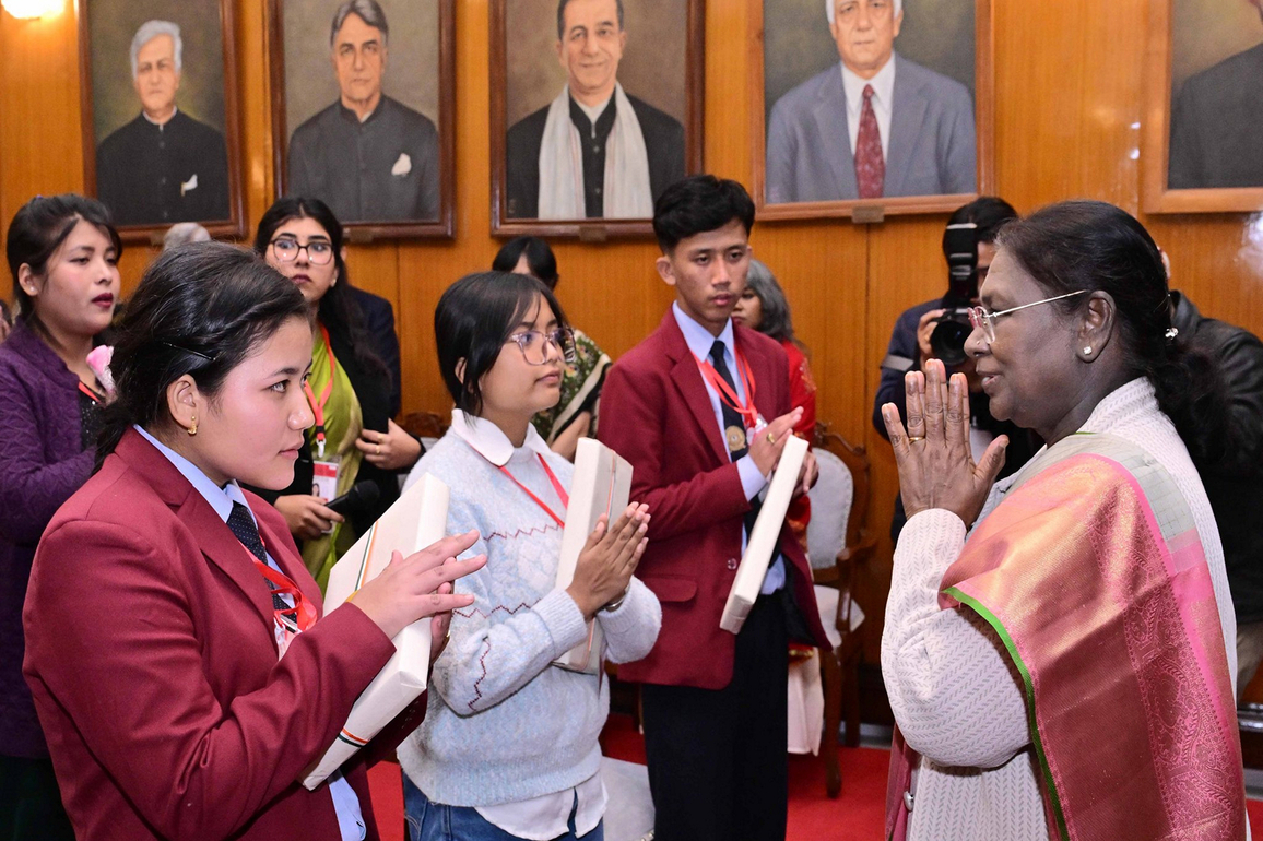 President Murmu meets displaced persons in Imphal, assures Govt efforts to restore homes and livelihoods