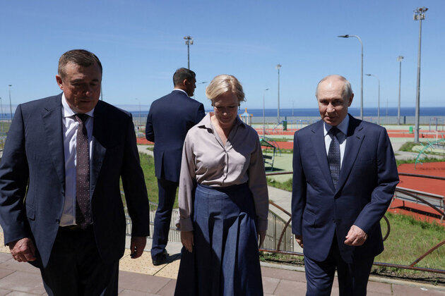 Japan PM criticises Putin's visit to disputed islands "absolutely unacceptable"