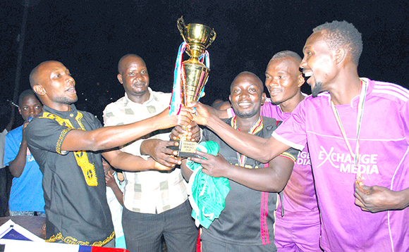 Ssemuko (ku kkono) ne Kiyaga (amuddiridde) nga bakwasa aba Amazon FC ekikopo Ssemuko (ku kkono) ne Kiyaga (amuddiridde) nga bakwasa aba Amazon FC ekikopo