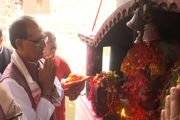 Shivraj Singh Chouhan offers prayers at Maa Kamakhya Temple in Guwahati
