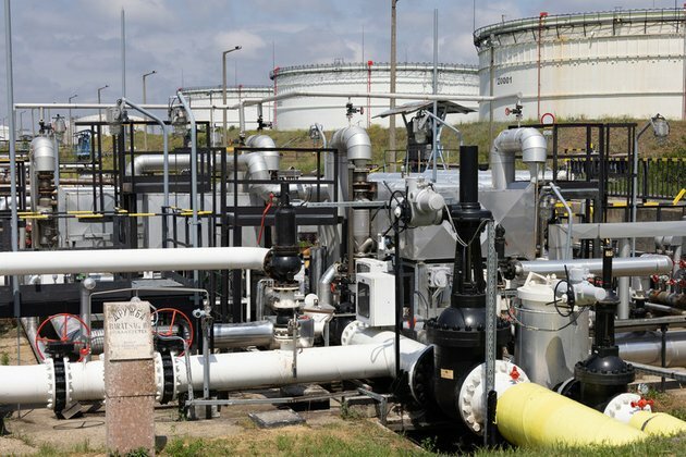 Hungary to pay Ukraine for transit of Russian oil Reuters