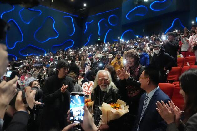 Silver-haired influencers winning hearts of China's Gen Z
