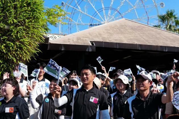 Japanese fans bid farewell to 4 giant pandas as they leave for China