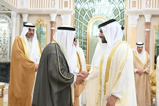 Kuwait Emir receives Mansoor bin Mohammed