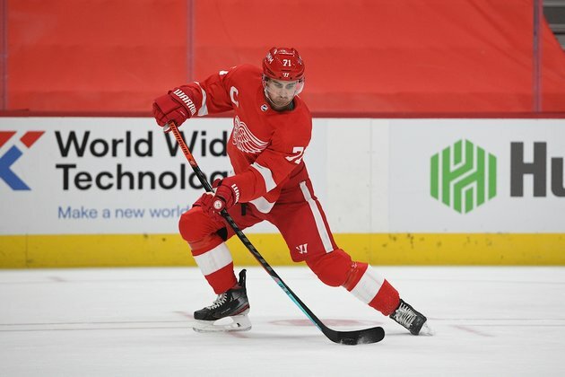 Blackhawks vie for first win in home opener vs. Red Wings