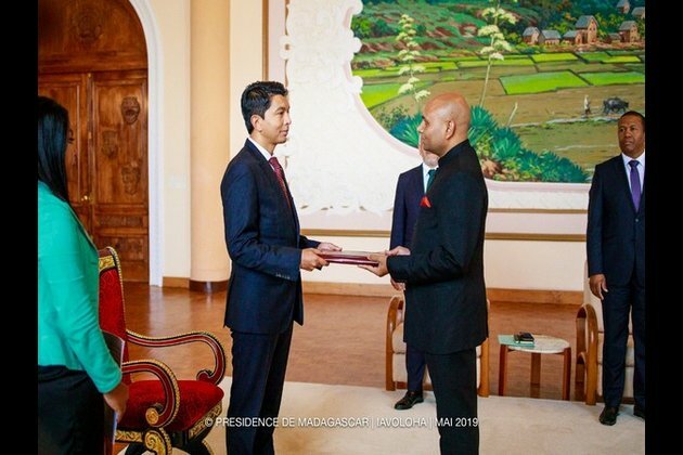 Indian envoy presents his credentials to Madagascar president