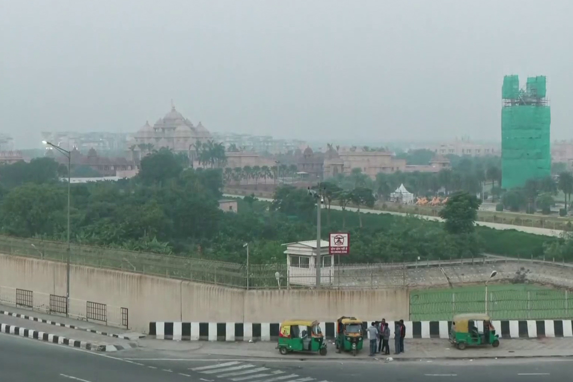 Delhi air quality remains 'Very Poor' with AQI at 367