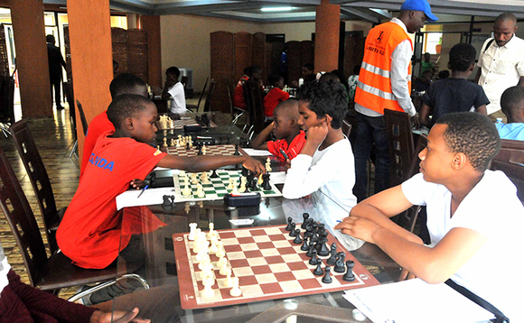 Bamusaayimuto nga basindana mu mpaka za Chess eza National Juniors mu woteeri ya Xanadu. Bamusaayimuto nga basindana mu mpaka za Chess eza National Juniors mu woteeri ya Xanadu.