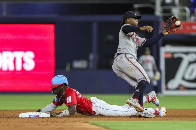 Marlins topple Braves behind 6-run 8th inning