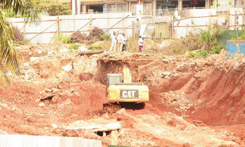 Ekifo awaali Pioneer Mall ekikubaganya abakulu mu KCCA empawa nti pulaani yayita dda ate abalala nti tennaba. Ekifo awaali Pioneer Mall ekikubaganya abakulu mu KCCA empawa nti pulaani yayita dda ate abalala nti tennaba.