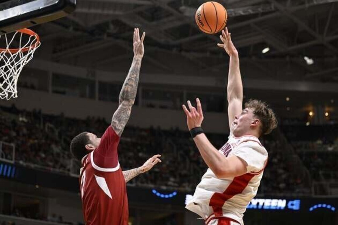 Arizona's sizzling shooting overpowers Arkansas