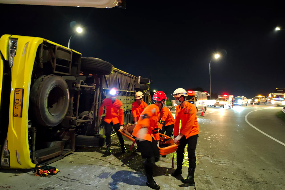 (SpotNews)INDONESIA-SEMARANG-BUS CRASH-CASUALTY