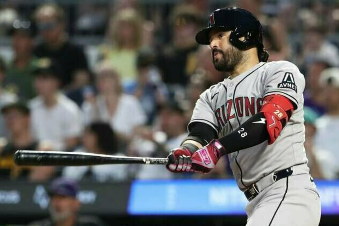 Reports: Mariners acquire 3B Eugenio Suarez from D-backs