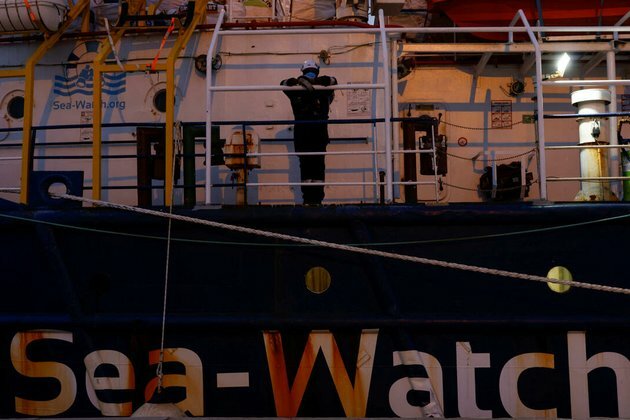 Over 1,000 migrants arrive in Italy within hours