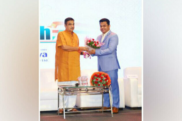 Entrepreneur Sachin Bamgude receives 'Pride Of Maharashtra' Award by the hands of Nitin Gadkari