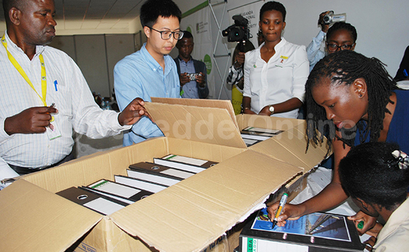 Ku ddyo Allen Kagina ng'ayogera n'abamu ku beetabye ku mukolo gw'okusumulula amabawula agasaba okukola oluguudo lwa Kampala -Jinja Expressway ku kitebe kya UNRA ku Mmande Ku ddyo Allen Kagina ng'ayogera n'abamu ku beetabye ku mukolo gw'okusumulula amabawula agasaba okukola oluguudo lwa Kampala -Jinja Expressway ku kitebe kya UNRA ku Mmande