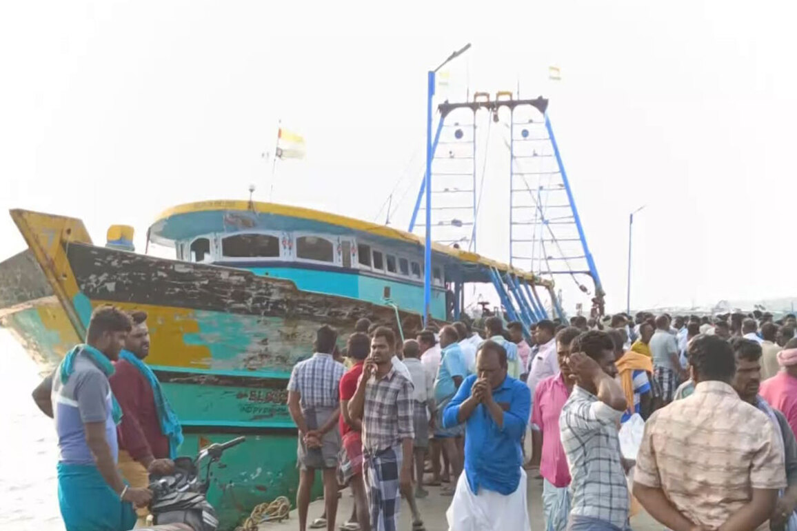 Rameshwaram fishermen capture mechanised boat from Puducherry's Karaikal near Dhanushkodi coast