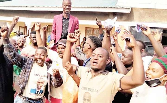 Karim Masaba n’abawagizi be nga bajaganya mu kibuga Mbale olw’okuyitamu mu kalulu. Karim Masaba n’abawagizi be nga bajaganya mu kibuga Mbale olw’okuyitamu mu kalulu.