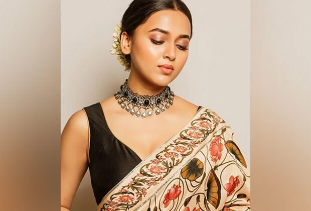 Tejasswi Prakash looks drop-dead gorgeous in printed saree and backless blouse