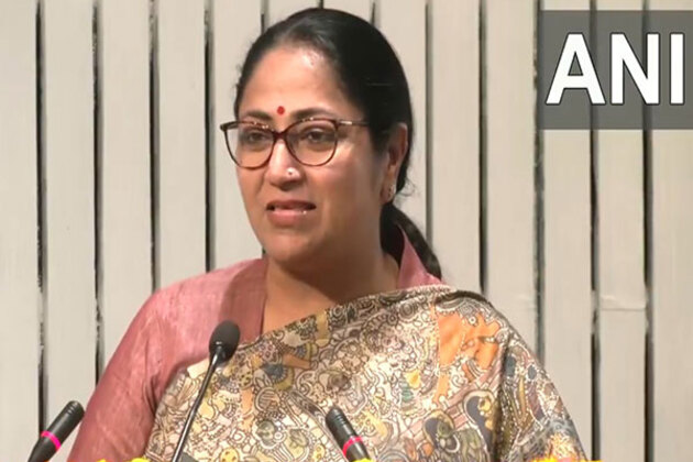 Swachhata Abhiyan kickstarts in national capital: CM Gupta sweeps