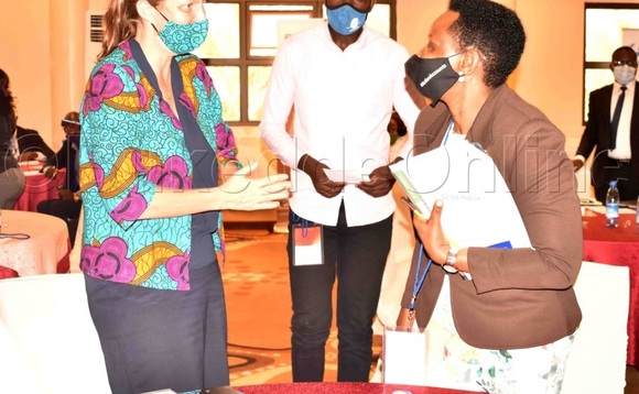 Nakalema (ku ddyo) ng'aliko Omuzungu gwayogera naye. Nakalema (ku ddyo) ng'aliko Omuzungu gwayogera naye.
