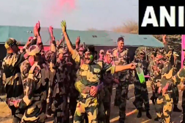 Rajasthan: BSF celebrates Holi on Indo-Pak Border, showers 'Gulal' and distributes sweets