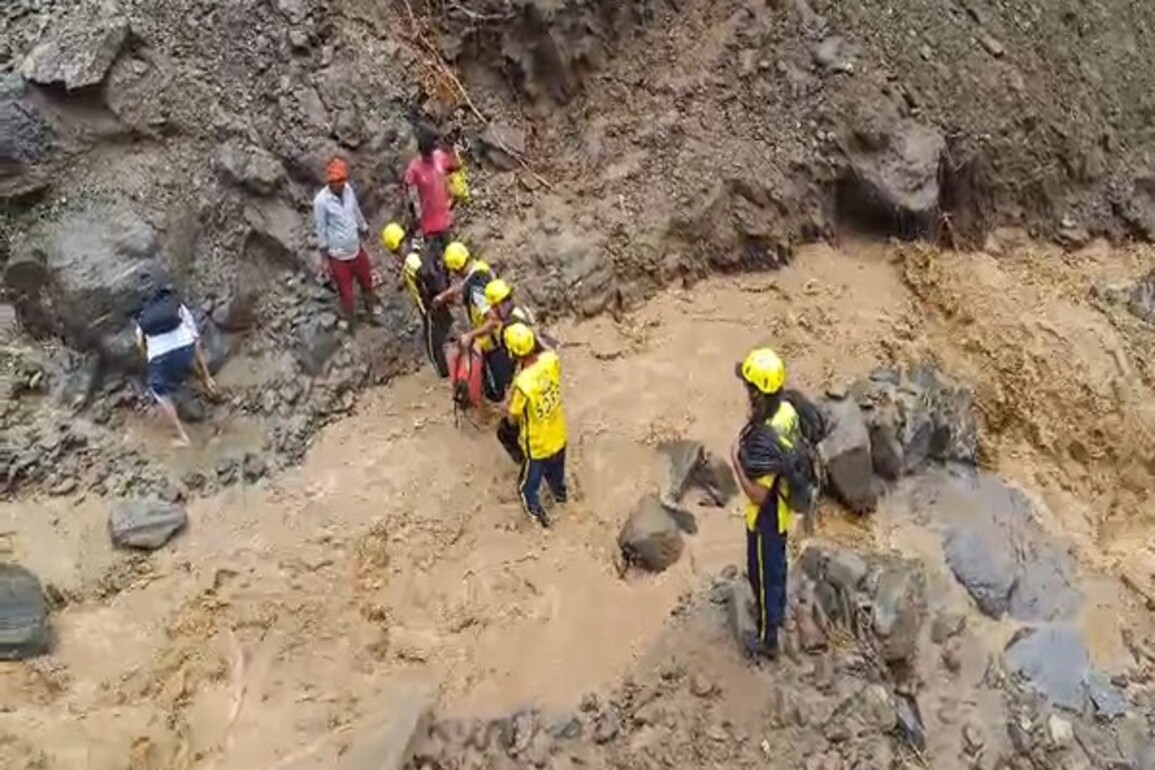 Uttarakhand: SDRF rescues families trapped due to debris in Rudraprayag