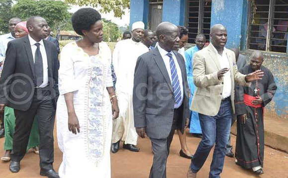 Kiwanda (ow’okubiri ku kkono) ng’alambuza Ssekandi (mu ssuuti). Ku kkono ye mubaka Judith Nabakooba. Kiwanda (ow’okubiri ku kkono) ng’alambuza Ssekandi (mu ssuuti). Ku kkono ye mubaka Judith Nabakooba.