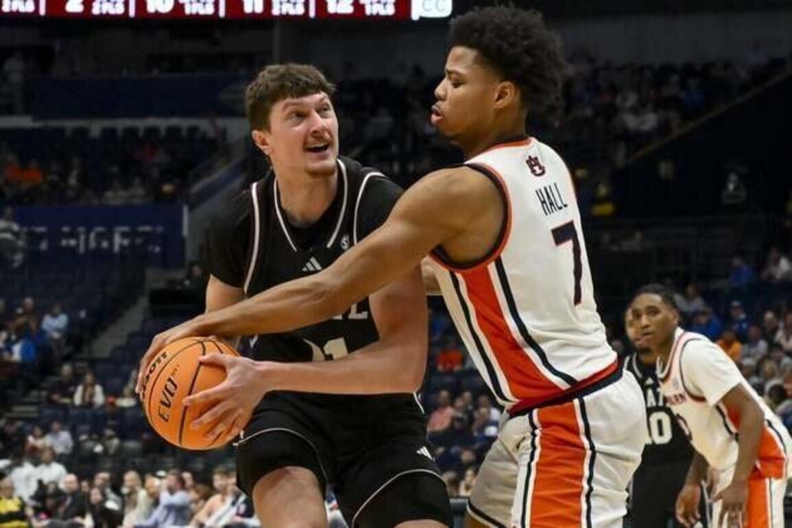 Auburn leans on defense heading into SEC tourney matchup with No. 25 Tennessee