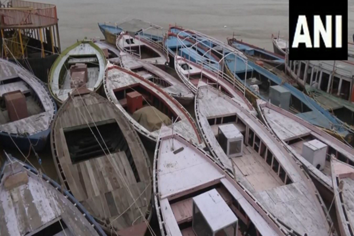 UP: Varanasi boatmen struggle as Ganga water levels rise; livelihoods hit