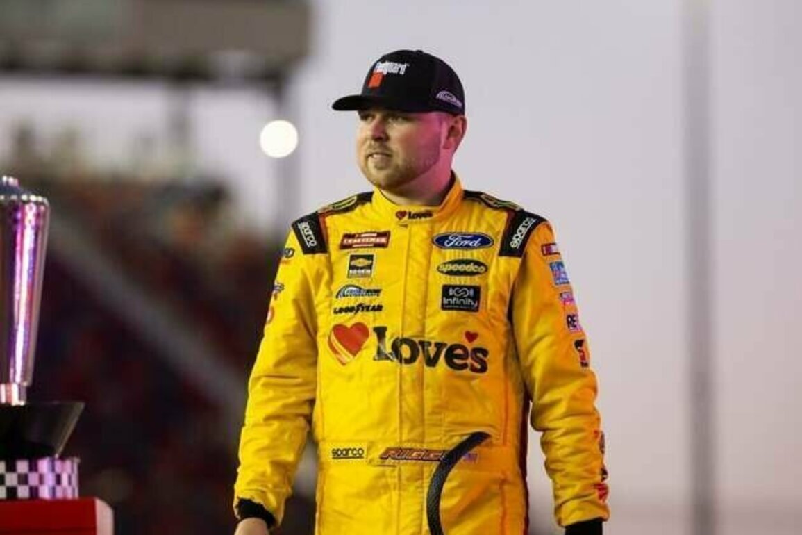 Layne Riggs rallies for Truck win in Bristol, advances in playoffs