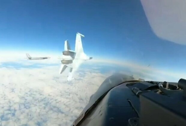 Russian fighter jet push US F-16 away from nuclear bomber