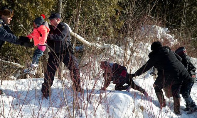 Migrants flee US to seek asylum in Canada Migrants flee US to seek asylum in Canada