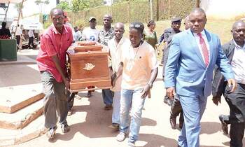 Lukwago (mu ssuuti) ng’akulembeddemu abaasitudde omulambo gwa Kaboogere okuva mu ggwanika e Mulago. Lukwago (mu ssuuti) ng’akulembeddemu abaasitudde omulambo gwa Kaboogere okuva mu ggwanika e Mulago.