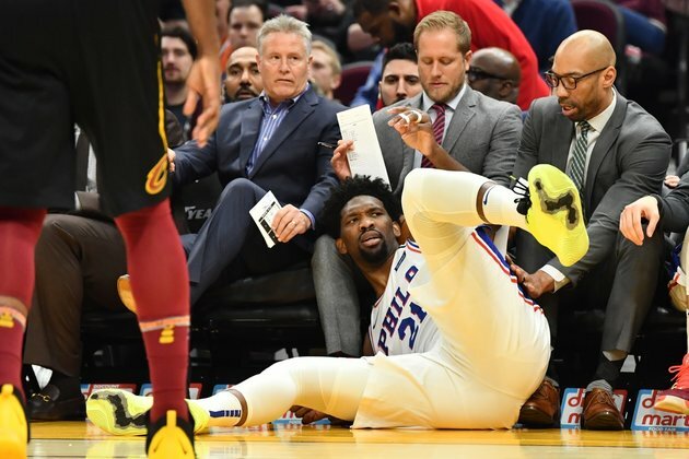 Embiid sprains shoulder vs. Cavs, to have MRI exam