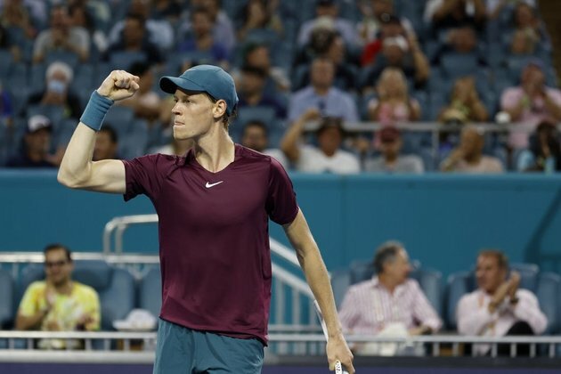 Jannik Sinner rallies past Carlos Alcaraz in Miami Open semis