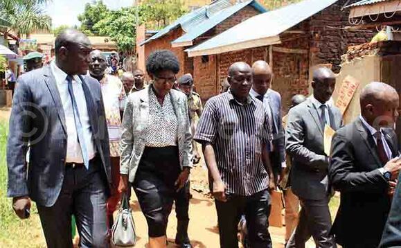 Minisita Namugwanya (wakati) ne meeya Mulyanyama nga bawuliriza ensonga za Lwanga (mu ssaati ey’ebikuubo). Minisita Namugwanya (wakati) ne meeya Mulyanyama nga bawuliriza ensonga za Lwanga (mu ssaati ey’ebikuubo).