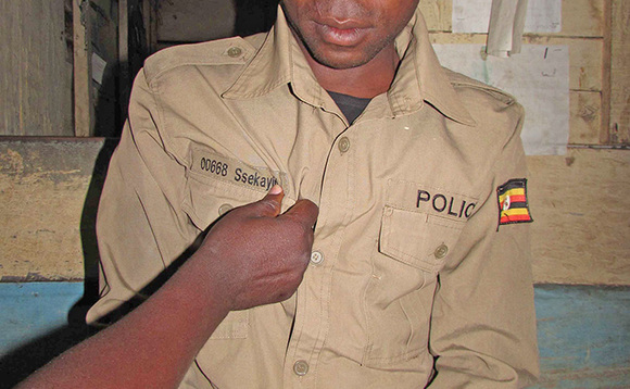 Ssekayiri eyakwatiddwa ng'ali mu yunifoomu ya poliisi. Ssekayiri eyakwatiddwa ng'ali mu yunifoomu ya poliisi.