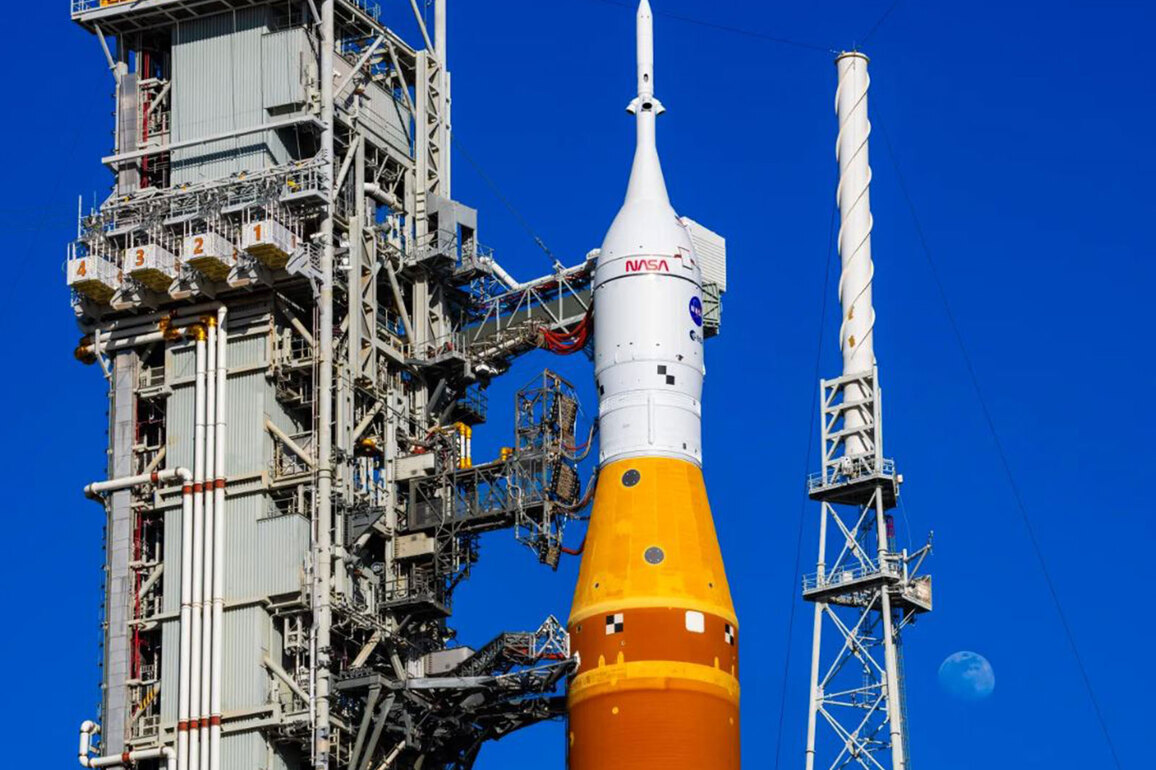 NASA to roll back launch of manned Moon mission after Helium flow discovery