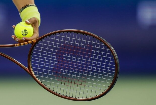 Linda Noskova advances amid rain at Australian Open