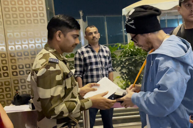 Pap Diaries: SRK's smilingly removes goggles at airport, gesture towards official goes viral