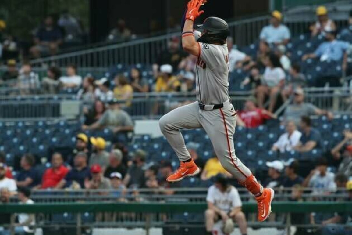 Giants, Logan Webb cool down Pirates