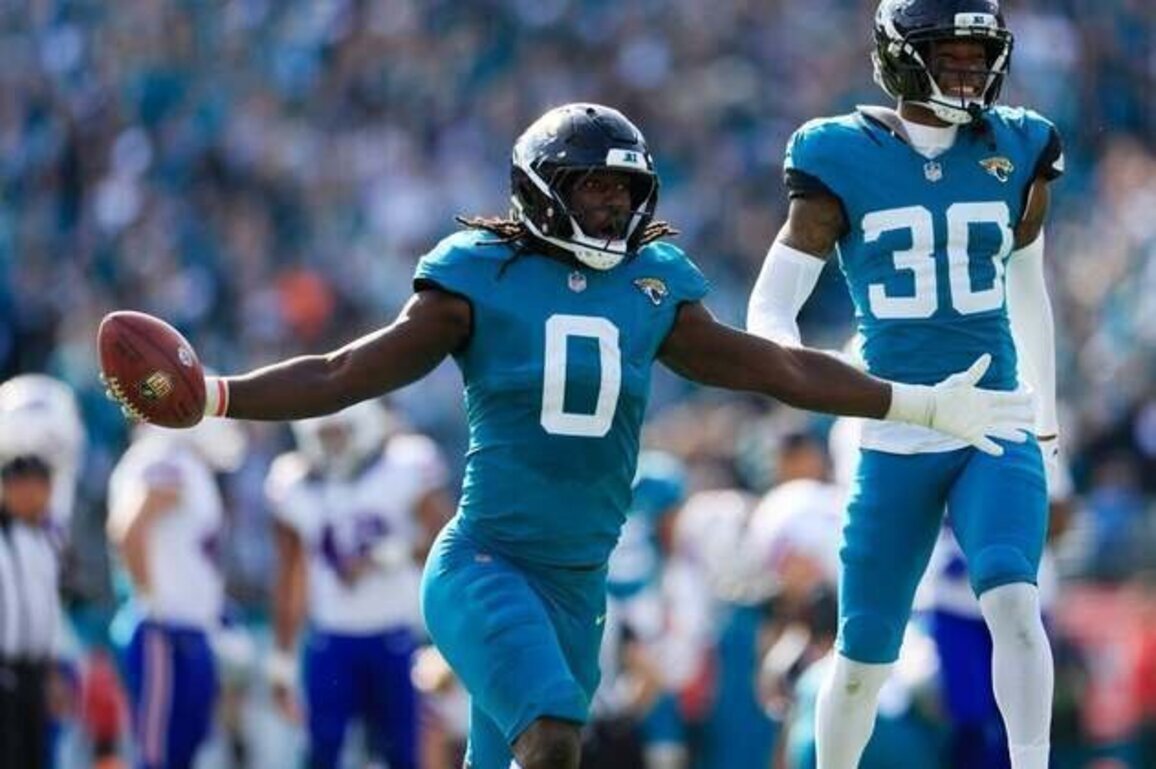 Reports: Panthers make big moves, signing Devin Lloyd, Jaelen Phillips