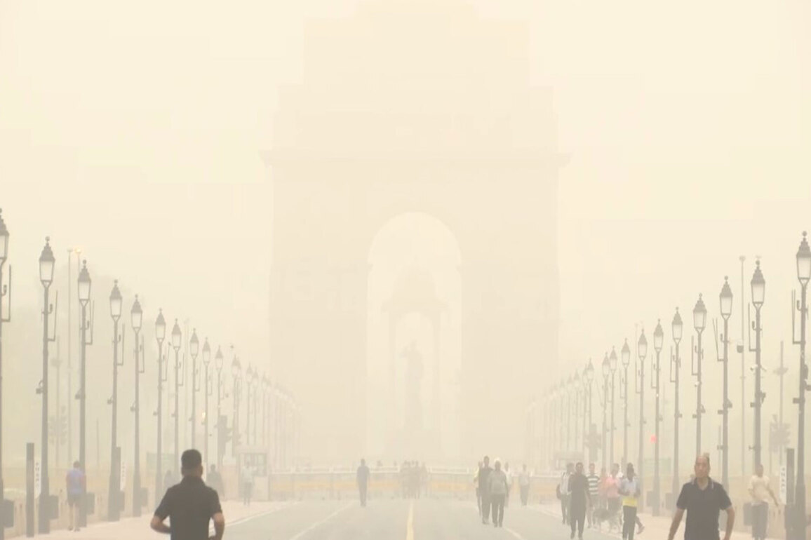Delhi-NCR engulfed in thick dust as visibility drops; IMD predicts light rain, cloudy sky