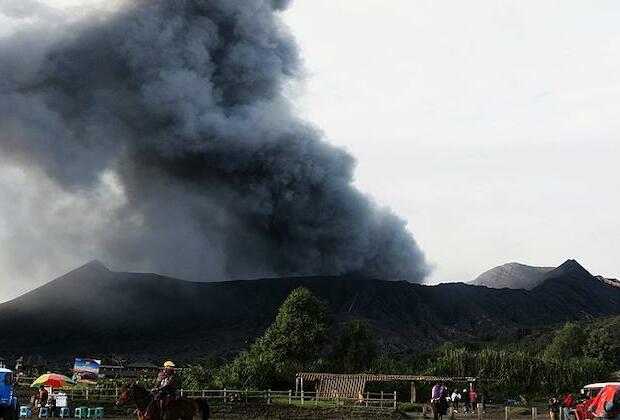 Canary Islands volcano destroys homes, thousands flee